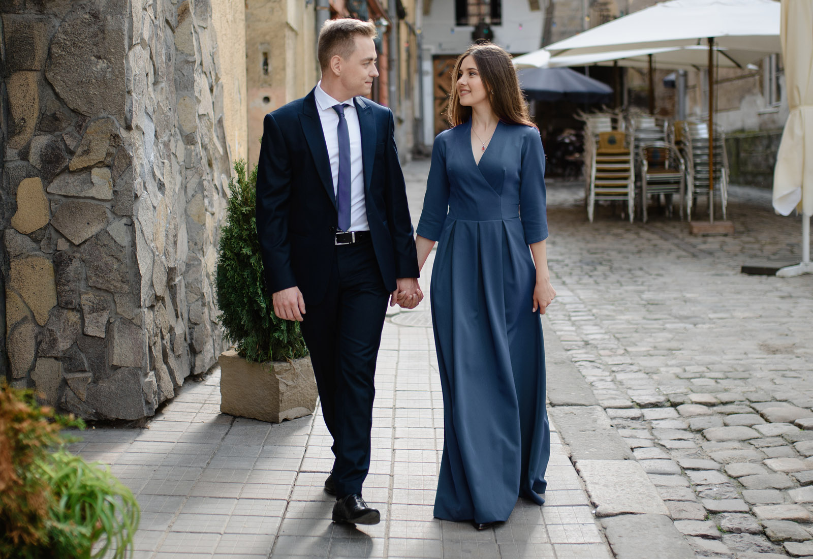 Inspiración de vestimenta elegante casual para boda urbana